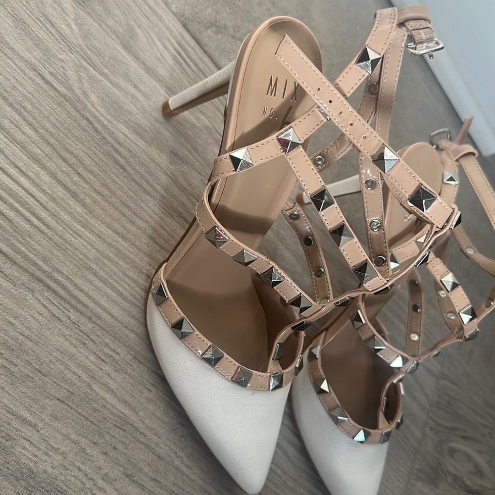 Sheik White & Tan Studded Heels o